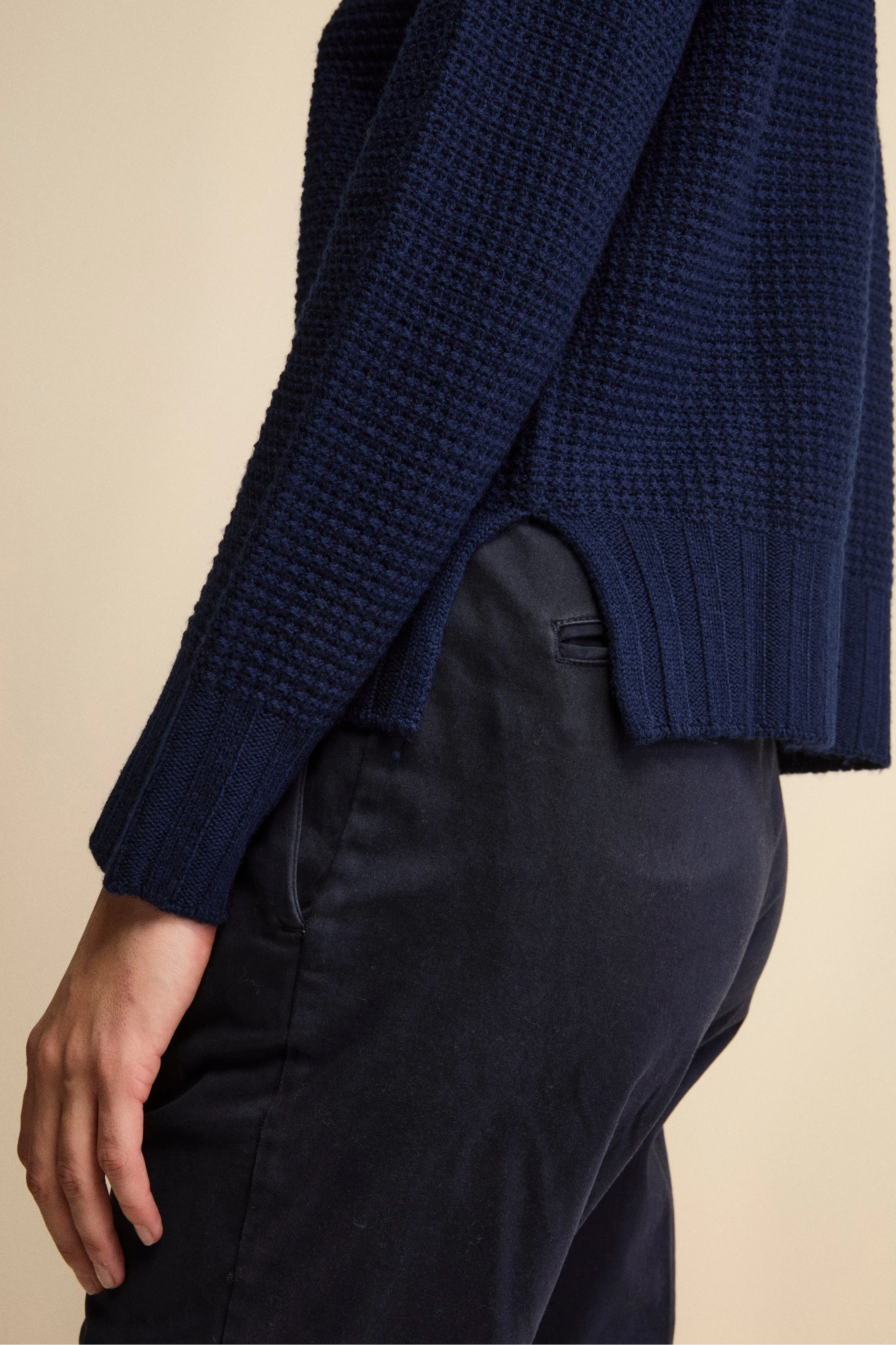 Maglia Scollo Barchetta in Lana Merino Lavorata - NAVY - Image 4