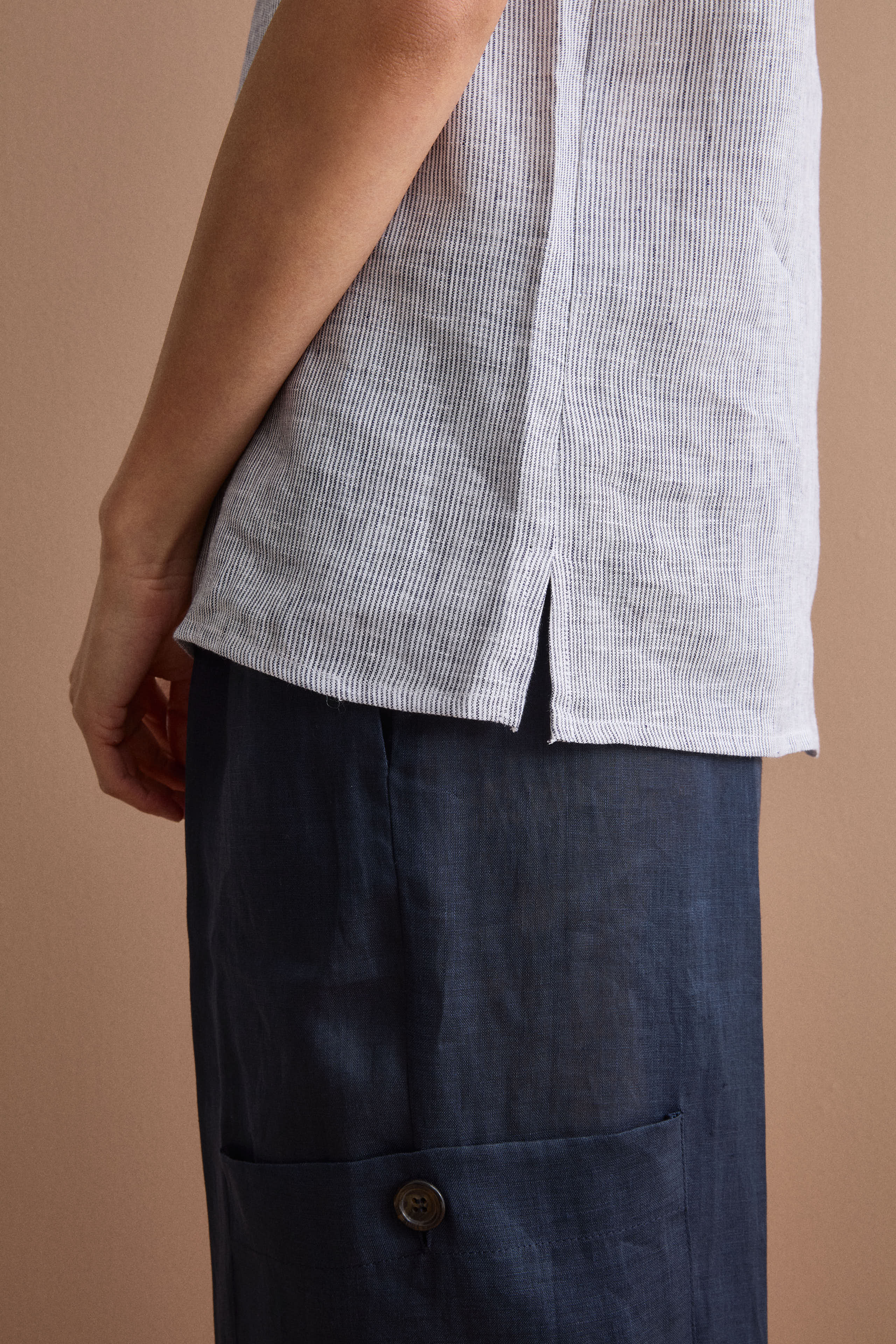 Top Smanicato a Righe in Lino - BLU RIGATO - Image 3